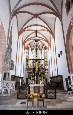 Innenraum der St. Johannes und St. Martin Kirche, Schwabach, Bayern, Deutschland. Jesus Christus am Kreuz. Vertikale Zusammensetzung Stockfoto