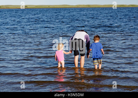 Eine Mutter & 2 Kinder (2 und 4 Jahre alt) Paddeln & auf der Suche nach Fisch in St Louis Lagune Kouchibouguac National Park New Brunswick Stockfoto