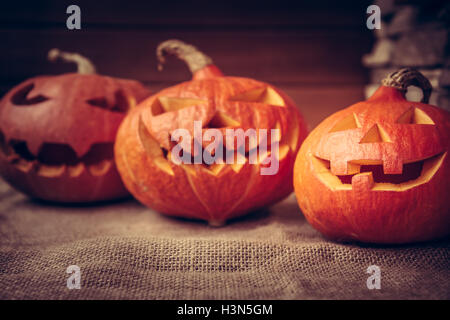 Halloween Kürbisse Familie auf rustikalen Hintergrund Stockfoto