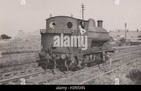 Der Tendermotor der Lancashire and Yorkshire Railway Barton Wright LYR-Klasse 23 0-6-0ST wurde mit dem Jahr 1891 eingeführt. Diese kleinen Motoren wurden lange gelebt, um zu rangieren und für kurze Frachtarbeiten zu arbeiten. Das letzte Beispiel wurde 1964 aus dem Dienst genommen. Diese Lok hatte ihren Sitz in Aintree und wurde von der LMS betrieben, die 1948 an British Railways weitergab und schließlich 1955 zurückgezogen wurde. Fotografiert ca. 1950 BHZ Stockfoto