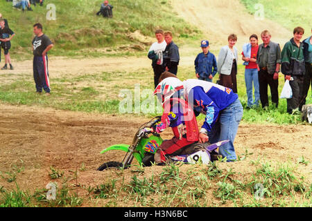 Der Cup der Republik Belarus auf einem Motocross hat im April 1998 in der Siedlung Tulovo (Vitebsk Gebiet) Belarus Witebsk 1998 bestanden. Film-Scan. Stockfoto