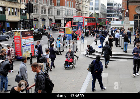 Mann Anbieter im Rollstuhl außerhalb der Liverpool Street Station verkaufen Grosse Ausgabe Magazin mit Menschen in London UK KATHY DEWITT Stockfoto