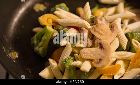 Primavera Pasta mit Pilzen Stockfoto