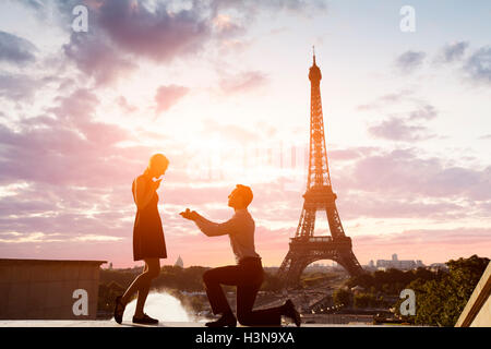 Romantischen Heiratsantrag am Eiffelturm, Paris, Frankreich Stockfoto