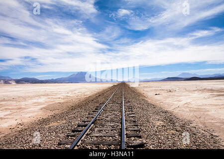 Eisenbahn in der Wüste in der Nähe von Uyuni, Bolivien Stockfoto