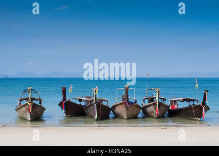 Schönen langen Schwänzen Boote auf blauem Hintergrund der Andaman-See in der Nähe von Krabi in Thailand Stockfoto