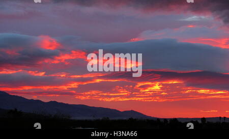 Sonnenuntergang über den Santa Rosa Mountains und Anza-Borrego Badlands in der Nähe von Borrego Springs, Kalifornien. Stockfoto