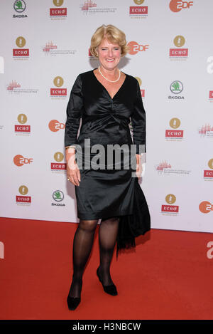 Berlin, Deutschland. 9. Oktober 2016. Minister für Kultur und Medien, Monika Gruetters, auf dem roten Teppich bei den Echo-Klassik-2016 awards in Berlin, Deutschland, 9. Oktober 2016. Foto: Clemens Bilan/Dpa/Alamy Live-Nachrichten Stockfoto