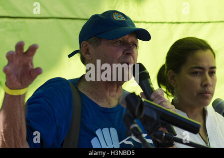 Nogales, Arizona, USA. 8. Oktober 2016. SOA-Watch-Gründer ROY BOURGEOIS spricht für die Öffentlichkeit. Hunderte von Aktivisten trafen sich in Nogales, Arizona und Nogales, Sonora (Mexiko), an der School of Americas Watch Grenze Encuentro teilzunehmen. Unter anderem denunziert Demonstranten militärische und wirtschaftliche Intervention der USA in Nord-und Südamerika sowie die Militarisierung der Grenzen und die Kriminalisierung der Migration. Graham © Charles Hunt/ZUMA Draht/Alamy Live-Nachrichten Stockfoto