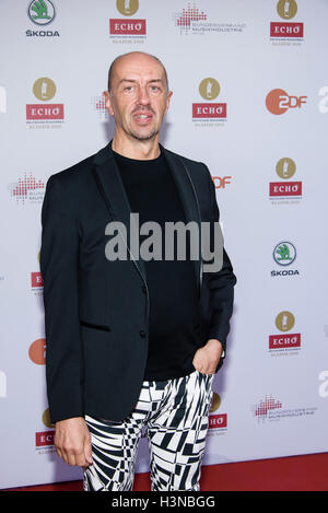 Berlin, Deutschland. 9. Oktober 2016. Der Dirigent Hervé Niquet auf dem roten Teppich bei den Echo-Klassik-2016 awards in Berlin, Deutschland, 9. Oktober 2016. Foto: Clemens Bilan/Dpa/Alamy Live-Nachrichten Stockfoto