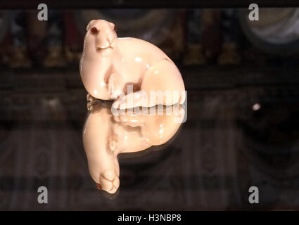 Wien, Österreich. 10. Oktober 2016. Die japanische Elfenbeinschnitzerei "Der Hase mit den Bernsteinaugen" ist im Rahmen der Ausstellung "In the Night" im Kunsthistorischen Museum (KHM) in Wien 10. Oktober 2016 ausgestellt. Foto: Matthias Roeder/Dpa/Alamy Live News Stockfoto
