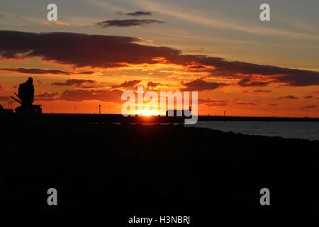 Stone Steg Morecambe Lancashire, Vereinigtes Königreich. 10. Oktober 2016. Sonnenuntergang hinter Morecambes Stein Jetty Credit: David Billinge/Alamy Live News Stockfoto