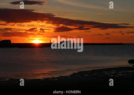 Stone Steg Morecambe Lancashire, Vereinigtes Königreich. 10. Oktober 2016. Sonnenuntergang hinter Morecambes Stein Jetty Credit: David Billinge/Alamy Live News Stockfoto