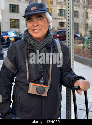 Boston, Massachusetts, USA. 1. März 2016. NICK UT, Pulitzer-Preis ausgezeichnete Fotograf ist ein Gast an der Suffolk University in Boston mit Freund MARK EDWARD HARRIS wo sie Vorlesungen und hielt eine Meisterklasse in der Kommunikation und Journalismus-Abteilung. © Kenneth Martin/ZUMA Draht/Alamy Live-Nachrichten Stockfoto