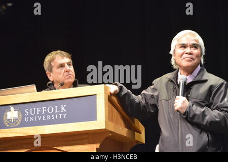 Boston, Massachusetts, USA. 1. März 2016. NICK UT, Pulitzer-Preis ausgezeichnete Fotograf ist ein Gast an der Suffolk University in Boston mit Freund MARK EDWARD HARRIS wo sie Vorlesungen und hielt eine Meisterklasse in der Kommunikation und Journalismus-Abteilung. © Kenneth Martin/ZUMA Draht/Alamy Live-Nachrichten Stockfoto