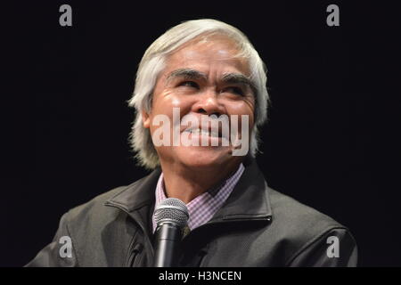 Boston, Massachusetts, USA. 1. März 2016. NICK UT, Pulitzer-Preis ausgezeichnete Fotograf ist ein Gast an der Suffolk University in Boston mit Freund MARK EDWARD HARRIS wo sie Vorlesungen und hielt eine Meisterklasse in der Kommunikation und Journalismus-Abteilung. © Kenneth Martin/ZUMA Draht/Alamy Live-Nachrichten Stockfoto