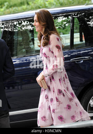 London, UK. 10. Oktober 2016. Herzogin von Cambridge kommt für die World Mental Health Day at The London Eye. Bildnachweis: Ferdaus Shamim/ZUMA Draht/Alamy Live-Nachrichten Stockfoto