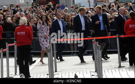 London, UK. 10. Oktober 2016. Herzogin von Cambridge, Prinz William Duke of Cambridge und Prinz Harry kommen für die World Mental Health Day at The London Eye. Bildnachweis: Ferdaus Shamim/ZUMA Draht/Alamy Live-Nachrichten Stockfoto