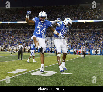 Lexington, KY, USA. 8. Oktober 2016. Kentucky Wildcats Linebacker Jordan Jones (34) und Kentucky Wildcats Cornerback Derrick Baity (29) feierte Vandys letzte unvollständig Durchgang wie der University of Kentucky Vanderbilt University im Commonwealth Stadium in Lexington, Kentucky, Samstag, 8. Oktober 2016 gespielt. Dies ist die vierte Quartal-College-Fußball-Action. UK gewann 20-13. © Lexington Herald-Leader/ZUMA Draht/Alamy Live-Nachrichten Stockfoto