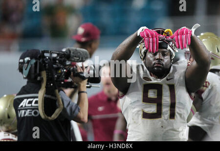 Miami, Florida, USA. 9. Oktober 2016. MONICA HERNDON | Times.Florida State Seminoles defensive Tackle Derrick Nnadi (91) reagiert nach FSUI das Spiel gegen Miami Hurricanes 20-19 Samstag, 8. Oktober 2016 im Hard Rock Stadium in Miami Gardens gewinnt. © Monica Herndon/Tampa Bay Times / ZUMA Draht/Alamy Live News Stockfoto