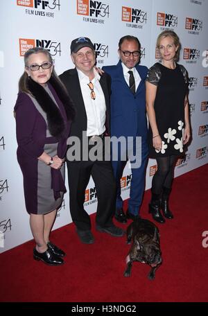 New York, NY, USA. 10. Oktober 2016. Carrie Fisher, Todd Fisher, Fisher Stevens, Alexis Bloom, Gary Fisher im Ankunftsbereich für BRIGHT LIGHTS: Darsteller CARRIE FISHER und DEBBIE REYNOLDS Premiere auf dem 54. New York Film Festival, Alice Tully Hall im Lincoln Center, New York, NY 10. Oktober 2016. Bildnachweis: Derek Sturm/Everett Collection/Alamy Live-Nachrichten Stockfoto