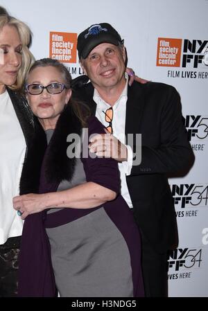 New York, NY, USA. 10. Oktober 2016. Carrie Fisher, Todd Fisher im Ankunftsbereich für BRIGHT LIGHTS: Darsteller CARRIE FISHER und DEBBIE REYNOLDS Premiere auf dem 54. New York Film Festival, Alice Tully Hall im Lincoln Center, New York, NY 10. Oktober 2016. Bildnachweis: Derek Sturm/Everett Collection/Alamy Live-Nachrichten Stockfoto