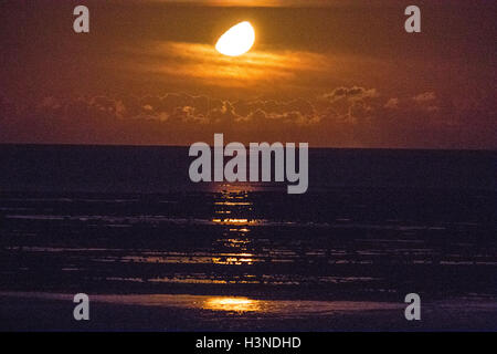 Morecambe Promenade, Morecambe, Lancashire, Vereinigtes Königreich. 11. Oktober 2016. Die Moonsets über Morecambe Bay Credit: David Billinge/Alamy Live News Stockfoto