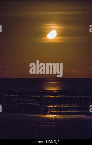 Morecambe Promenade, Morecambe, Lancashire, Vereinigtes Königreich. 11. Oktober 2016. Die Moonsets über Morecambe Bay Credit: David Billinge/Alamy Live News Stockfoto