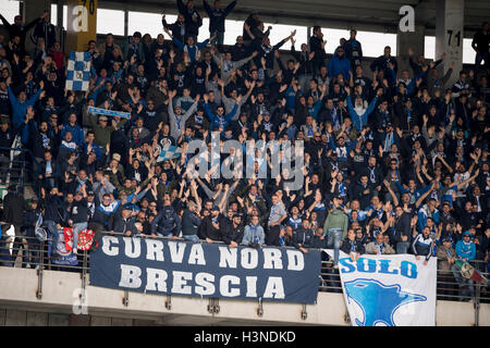 Verona, Italien. 9. Oktober 2016. Brescia-fans Fußball: italienische "Serie B" match zwischen Hellas Verona 2-2 Brescia im Marc Antonio Bentegodi Stadium in Verona, Italien. © Maurizio Borsari/AFLO/Alamy Live-Nachrichten Stockfoto