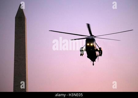 Marine One, mit US-Präsident Barack Obama an Bord, fliegt in der Nähe von Washington Monument Ansatz auf dem South Lawn des weißen Hauses in Washington, DC, USA, 9. Oktober 2016. Präsident Obama kehrt zurück von einem Wochenende in Chicago. Bildnachweis: Shawn Thew / Pool über CNP /MediaPunch Stockfoto