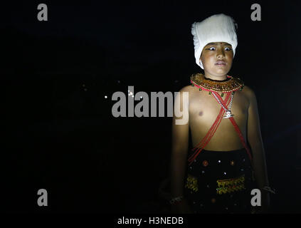 Bhaktapur, Nepal. 11. Oktober 2016. Ein nepalesische junge Anhänger reagiert bevor man Rituale während Durga Puja, leistungsbereit, die am zehnten Tag des fünfzehn Tage lang, größte religiöse Fest des Hinduismus des Dashain in Bhaktapur, Nepal auf Dienstag, 11. Oktober 2016 fällt. Dashain ist die längste und die günstigste Festival im nepalesischen Kalender, feierte in der ganzen Nation und der Welt von Nepalesen. © Skanda Gautam/ZUMA Draht/Alamy Live-Nachrichten Stockfoto