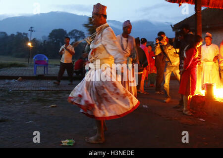 Bhaktapur, Nepal. 11. Oktober 2016. Nepalesischer Priester führen Rituale während Durga Puja, die am zehnten Tag des fünfzehn Tage lang, größte religiöse Fest des Hinduismus des Dashain in Bhaktapur, Nepal auf Dienstag, 11. Oktober 2016 fällt. Dashain ist die längste und die günstigste Festival im nepalesischen Kalender, feierte in der ganzen Nation und der Welt von Nepalesen. © Skanda Gautam/ZUMA Draht/Alamy Live-Nachrichten Stockfoto