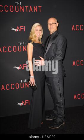 Los Angeles, CA, USA. 10. Oktober 2016. Brooke Burns, Gavin O'Connor im Ankunftsbereich für die Buchhalter Premiere, TCL Chinese 6 Sälen (ehemals Grauman), Los Angeles, CA 10. Oktober 2016. Bildnachweis: Elizabeth Goodenough/Everett Collection/Alamy Live-Nachrichten Stockfoto