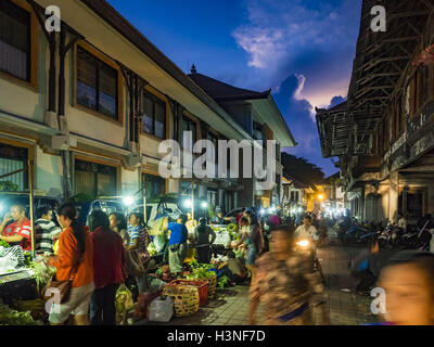 Ubud, Bali, Indonesien. 11. Oktober 2016. Menschen-Shop und Spaziergang durch den Markt in Ubud kurz vor Sonnenaufgang. Morgenmarkt in Ubud ist für Produkte und Fleisch und Menschen vor Ort von ca. 04:30 bis etwa 07:30 serviert. Als am Morgen einziehen schreitet die lokalen Anbieter packen und verlassen und Verkäufer, die touristische Kuriositäten. Von ca. 08:30 ist der Markt vor allem einen touristischen Markt Kuriositäten an Touristen zu verkaufen. Ubud ist Balis Kunst- und Kulturzentrum. © Jack Kurtz/ZUMA Draht/Alamy Live-Nachrichten Stockfoto