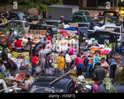 Ubud, Bali, Indonesien. 11. Oktober 2016. Morgenmarkt in Ubud ist für Produkte und Fleisch und Menschen vor Ort von ca. 04:30 bis etwa 07:30 serviert. Als am Morgen einziehen schreitet die lokalen Anbieter packen und verlassen und Verkäufer, die touristische Kuriositäten. Von ca. 08:30 ist der Markt vor allem einen touristischen Markt Kuriositäten an Touristen zu verkaufen. Ubud ist Balis Kunst- und Kulturzentrum. © Jack Kurtz/ZUMA Draht/Alamy Live-Nachrichten Stockfoto