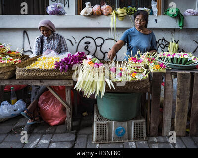 Ubud, Bali, Indonesien. 11. Oktober 2016. Frauen verkaufen Blumengirlanden in Morgenmarkt in Ubud. Morgenmarkt in Ubud ist für Produkte und Fleisch und Menschen vor Ort von ca. 04:30 bis etwa 07:30 serviert. Als am Morgen einziehen schreitet die lokalen Anbieter packen und verlassen und Verkäufer, die touristische Kuriositäten. Von ca. 08:30 ist der Markt vor allem einen touristischen Markt Kuriositäten an Touristen zu verkaufen. Ubud ist Balis Kunst- und Kulturzentrum. © Jack Kurtz/ZUMA Draht/Alamy Live-Nachrichten Stockfoto