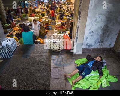 Ubud, Bali, Indonesien. 11. Oktober 2016. Eines bestimmten Anbieters Kind schläft in einem Treppenhaus am Morgenmarkt in Ubud. Morgenmarkt in Ubud ist für Produkte und Fleisch und Menschen vor Ort von ca. 04:30 bis etwa 07:30 serviert. Als am Morgen einziehen schreitet die lokalen Anbieter packen und verlassen und Verkäufer, die touristische Kuriositäten. Von ca. 08:30 ist der Markt vor allem einen touristischen Markt Kuriositäten an Touristen zu verkaufen. Ubud ist Balis Kunst- und Kulturzentrum. © Jack Kurtz/ZUMA Draht/Alamy Live-Nachrichten Stockfoto