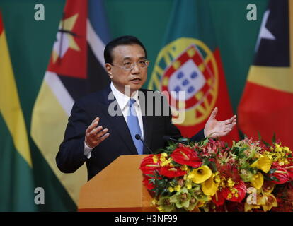 Macao, China. 11. Oktober 2016. Der chinesische Ministerpräsident Li Keqiang liefert eine Keynote-Rede bei der Eröffnung der 5. Ministerkonferenz des Forums für Wirtschafts- und Handelskooperation zwischen China und den portugiesischsprachigen Ländern in Macau, Südchina, 11. Oktober 2016. Bildnachweis: Ju Peng/Xinhua/Alamy Live-Nachrichten Stockfoto