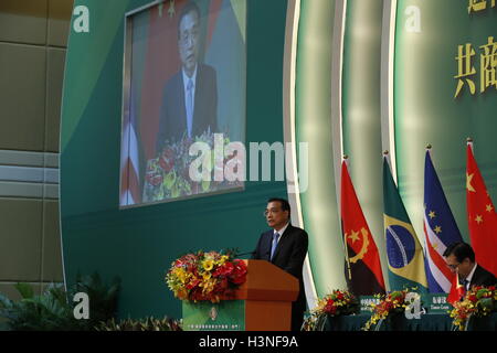 Macao, China. 11. Oktober 2016. Der chinesische Ministerpräsident Li Keqiang liefert eine Keynote-Rede bei der Eröffnung der 5. Ministerkonferenz des Forums für Wirtschafts- und Handelskooperation zwischen China und den portugiesischsprachigen Ländern in Macau, Südchina, 11. Oktober 2016. Bildnachweis: Ju Peng/Xinhua/Alamy Live-Nachrichten Stockfoto