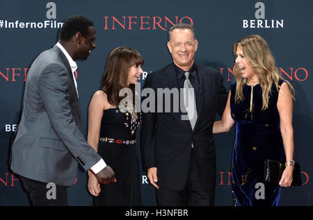 Berlin, Deutschland. 10. Oktober 2016. Der französische Schauspieler Omar Sy (L-R), die britische Schauspielerin Felicity Jones, der amerikanische Schauspieler Tom Hanks und seine Ehefrau Rita Wilson stellen bei der Deutschlandpremiere des Films "Inferno" in Berlin, Deutschland, 10. Oktober 2016. Der Film startet in Deutschland Theater auf den 13. Oktober 2016. Foto: Britta Pedersen/Dpa/Alamy Live News Stockfoto