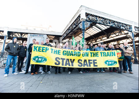 Brighton, England. 11. Oktober 2016. RMT Gewerkschaftsmitglieder protestieren außerhalb Brighton Rail Station. Southern Rail Wachen starten 72-stündigen Streik als Bestandteil eines 14-Tage-Streik-Programms über die derzeitige Auseinandersetzung über die Rolle der Wachen auf Elfenbeins Dienstleistungen. Bildnachweis: Francesca Moore/Alamy Live-Nachrichten Stockfoto