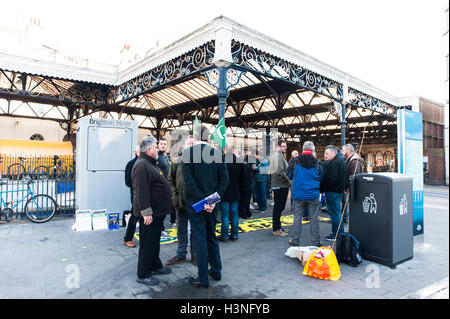 Brighton, England. 11. Oktober 2016. RMT Gewerkschaftsmitglieder protestieren außerhalb Brighton Rail Station. Southern Rail Wachen starten 72-stündigen Streik als Bestandteil eines 14-Tage-Streik-Programms über die derzeitige Auseinandersetzung über die Rolle der Wachen auf Elfenbeins Dienstleistungen. Bildnachweis: Francesca Moore/Alamy Live-Nachrichten Stockfoto