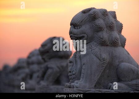 Binzhou, Binzhou, China. 10. Oktober 2016. Binzhou, CHINA-Oktober 10 2016:? (REDAKTION? VERWENDEN SIE? NUR.? CHINA? RAUS) eine Nachbildung der Marco-Polo-Brücke in Binzhou, Osten China¡¯s Shandong Provinz, 10. Oktober 2016. Marco-Polo-Brücke, auch bekannt als provozierte Brücke, ist eine alte Brücke liegt 15km (9,32 Meilen) südwestlich von Tian¡¯anmen Square. Es wird oft gesagt, in Peking, die gibt es unzählige Löwen auf die? Provozierte? Brücke im Hinblick auf die Tatsache, dass es so viele fein geschnitzte Löwen darauf gesehen zu werden. In der Replik der Marco-Polo-Brücke gibt es auch einige kunstvoll geschnitzten Löwen. (Bild Kredit: Stockfoto