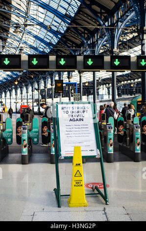 Brighton, England. 11. Oktober 2016. RMT Gewerkschaftsmitglieder protestieren außerhalb Brighton Rail Station. Southern Rail Wachen starten 72-stündigen Streik als Bestandteil eines 14-Tage-Streik-Programms über die derzeitige Auseinandersetzung über die Rolle der Wachen auf Elfenbeins Dienstleistungen. Bildnachweis: Francesca Moore/Alamy Live-Nachrichten Stockfoto