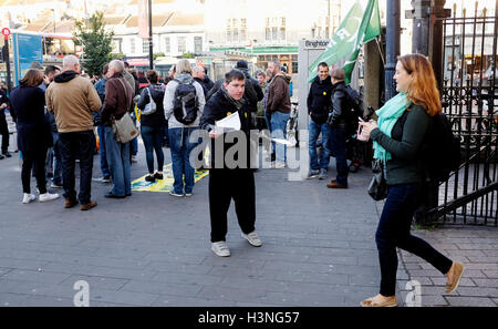 Brighton, UK. 11. Oktober 2016.  Die Streikposten vor Brighton Bahnhof heute Vormittag als Verbandsmitglieder RMT am Southern Rail trotz der Union beraten beginnen, dass seine Mitglieder des Bahnunternehmen neu unterzeichnen zu einen dreitägigen Streik Verträge Credit: Simon Dack/Alamy Live News Stockfoto