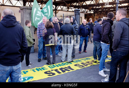 Brighton, UK. 11. Oktober 2016.  Die Streikposten vor Brighton Bahnhof heute Vormittag als Verbandsmitglieder RMT am Southern Rail trotz der Union beraten beginnen, dass seine Mitglieder des Bahnunternehmen neu unterzeichnen zu einen dreitägigen Streik Verträge Credit: Simon Dack/Alamy Live News Stockfoto