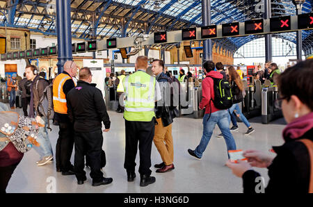 Brighton, UK. 11. Oktober 2016. Südlichen Bahnpersonal am Brighton Bahnhof heute Vormittag als Verbandsmitglieder RMT am Southern Rail trotz der Union beraten beginnen, dass seine Mitglieder des Bahnunternehmen neu unterzeichnen zu einen dreitägigen Streik Verträge Credit: Simon Dack/Alamy Live News Stockfoto