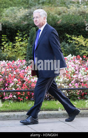 London, UK. 11. Oktober 2016. Downing Street, London, 11. Oktober 2016. Minister der Regierung kommen für den ersten Post Conference Kabinettssitzung. Im Bild: Verteidigung Sekretär Michael Fallon Credit: Paul Davey/Alamy Live-Nachrichten Stockfoto