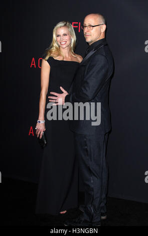 Los Angeles, CA, USA. 10. Oktober 2016. 10. Oktober 2016 - Los Angeles, Kalifornien - Regisseur Gavin O'Connor, Frau Brooke Burns. Buchhalter-Los Angeles-Welt-Premiere statt im TCL Chinese Theatre. Bildnachweis: AdMedia © AdMedia/ZUMA Draht/Alamy Live-Nachrichten Stockfoto