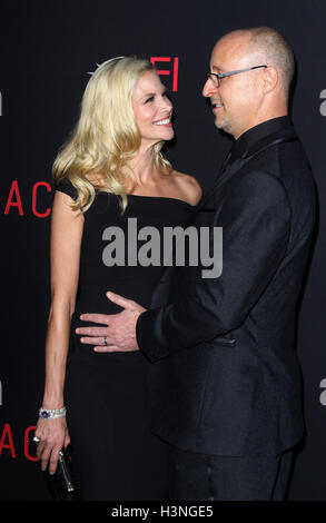 Los Angeles, CA, USA. 10. Oktober 2016. 10. Oktober 2016 - Los Angeles, Kalifornien - Regisseur Gavin O'Connor, Frau Brooke Burns. Buchhalter-Los Angeles-Welt-Premiere statt im TCL Chinese Theatre. Bildnachweis: AdMedia © AdMedia/ZUMA Draht/Alamy Live-Nachrichten Stockfoto